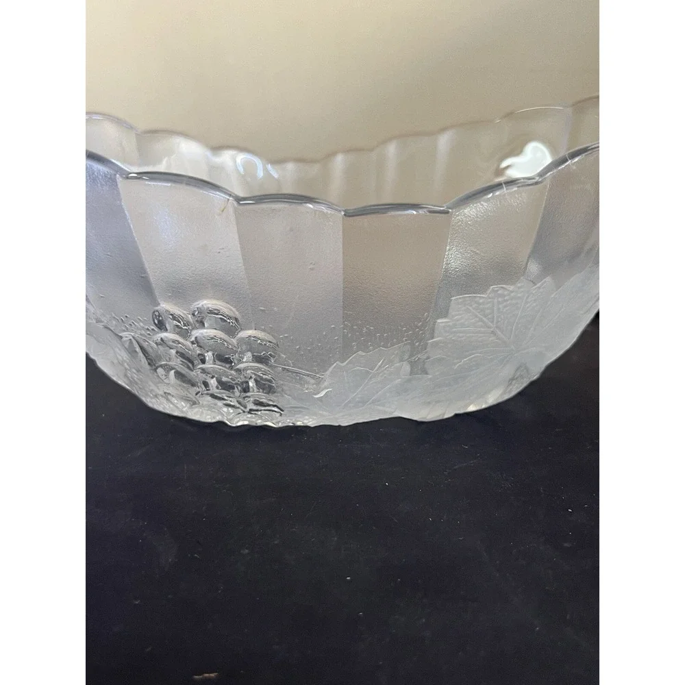 FROSTED GLASS GRAPES AND LEAVES OVAL FRUIT BOWL 10.5x8x4.5‎ (748)